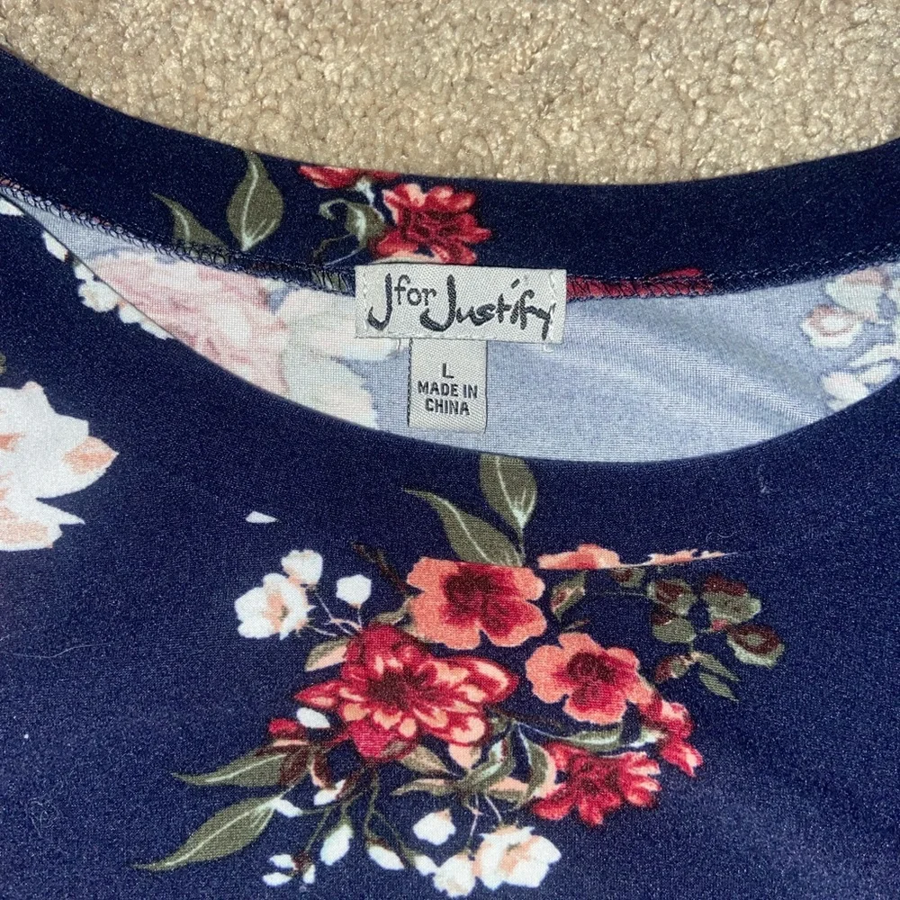 Cute doll flower dress with cute shoulder accents! - Picture 2 of 2